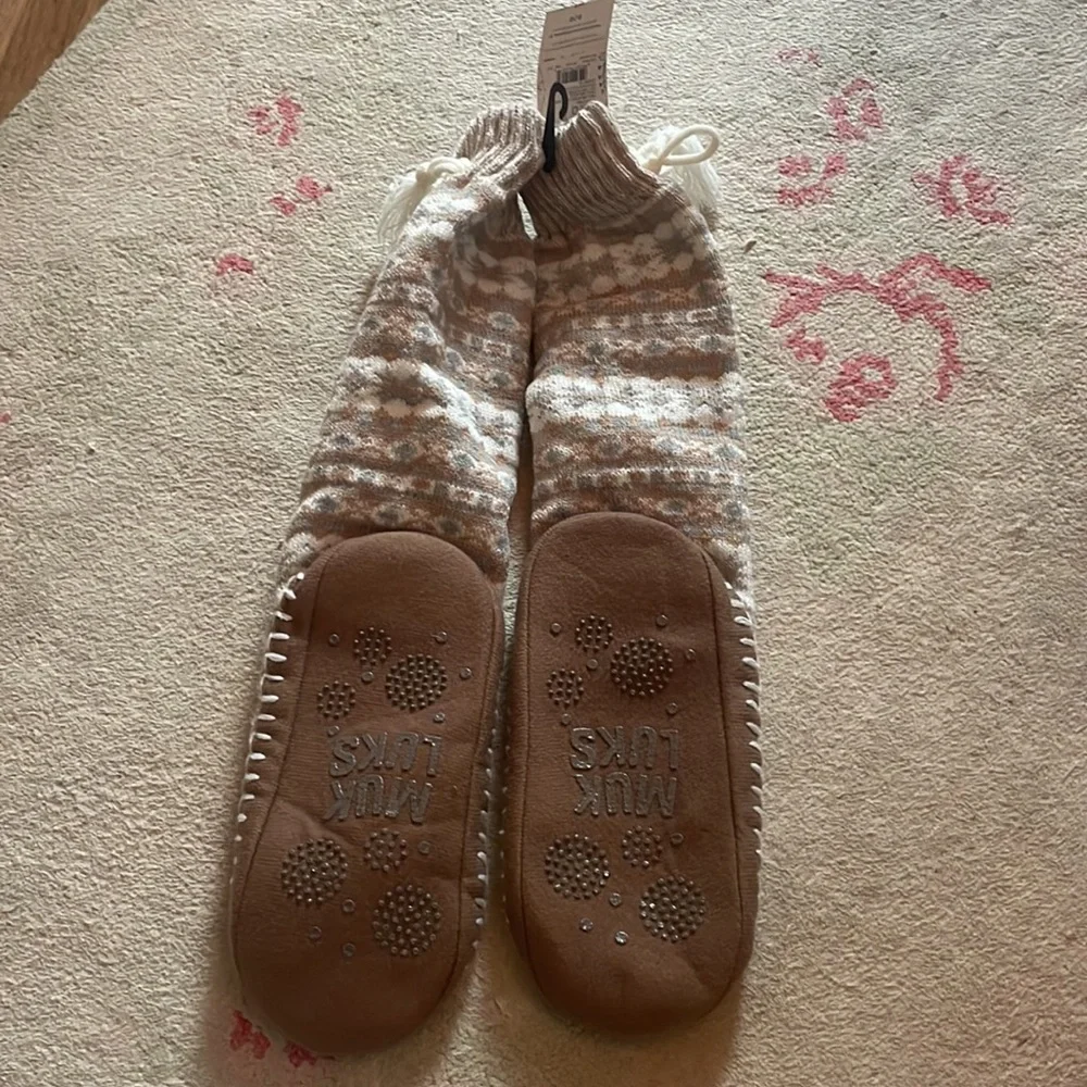 NWT Muk Luks high socks- OS